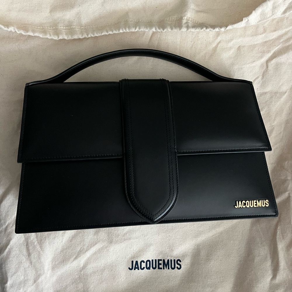I am selling a brand new Jacquemus bambinou bag, never worn. Still the tag on it